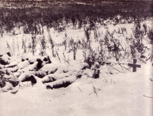 Spedizione italiana in Russia, 1941-43. Cadaveri di alpini sotto la neve