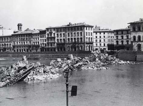Agosto 1944: il ponte alla Carraia distrutto.