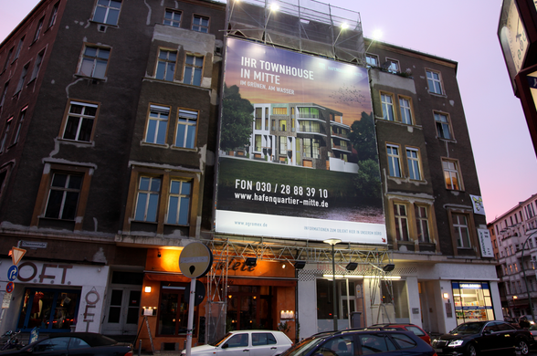 Chausseestraße 131, Berlino. Qui, qualche tempo fa, hanno abitato Wolf Biermann e, sembra, anche François Villon.