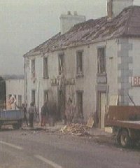 Il McIlhenny's Pub devastato dalla prima esplosione.