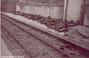 Balvano (PZ), 3 marzo 1944. Alcuni corpi delle vittime della strage del treno 8017 ammassati sul marciapiede della stazione.
