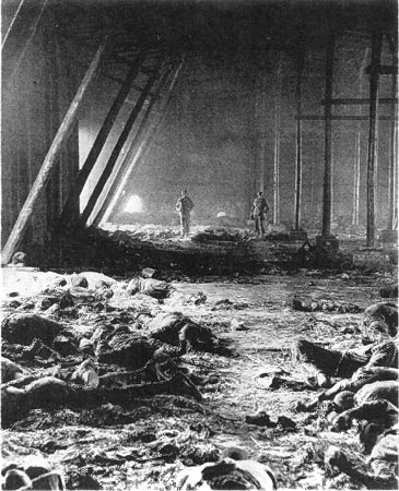 I corpi di alcuni degli oltre 1.000 prigionieri politici bruciati vivi dalle SS il 13 aprile 1945 nel campo di concentramento di Gardelegen, in Sassonia-Anhalt.