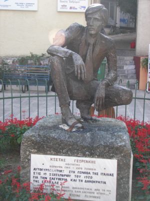Il monumento a Kostas Georgakis a Corfù.
