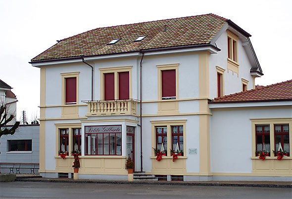 L'Hôtel de la Gare di Courgenay. Si noti il nome del ristorante: La petite Gilberte.