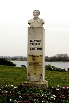 Meung-sur-Loire: monumento a Gaston Couté. NB: Meung-sur-Loire è la località dove fu rinchiuso in carcere François Villon, qualche anno prima.