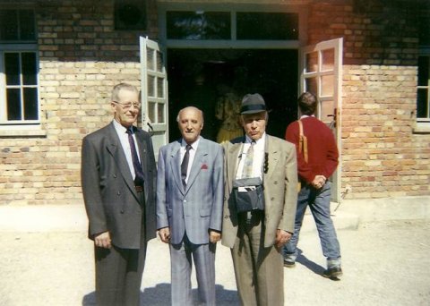 J'ajoute une photo de Joseph Porcu à Dachau en 1995. Sur la photo, il est le personnage à droite avec un chapeau. Je ne sais pas qui sont les deux autres personnes, sauf que ce sont aussi d'anciens déportés de Dachau. Marco Valdo M.I.