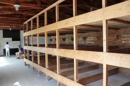 Dachau: interno di una baracca. Dormitori.