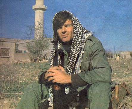 Dean Reed in Libano nel 1977, con tanto di kefiah e AK47…