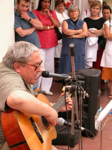 Ivan della Mea canta per i lavoratori della Richard Ginori in sciopero. Sesto Fiorentino, 22 maggio 2006.