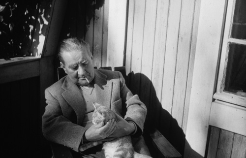Elmer Diktonius e il suo gatto. <br />
Elmer Diktonius och hans katt. <br />
Elmer Diktonius ja hänen kissansa.