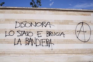 disonora lo stato e brucia la bandiera