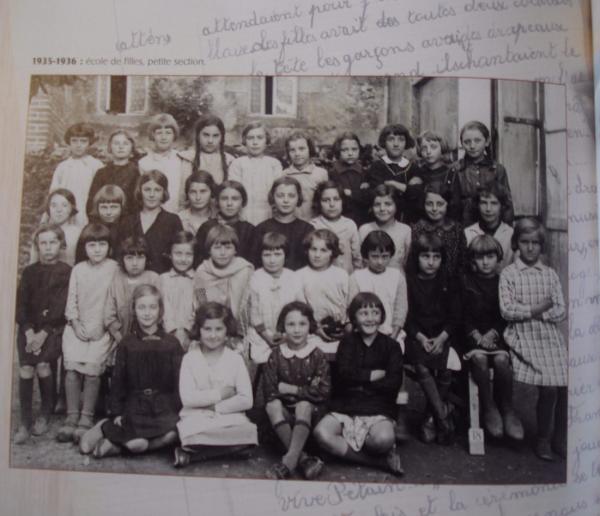 Classe femminile ad Oradour-sur-Glane, anno scolastico 1935-36