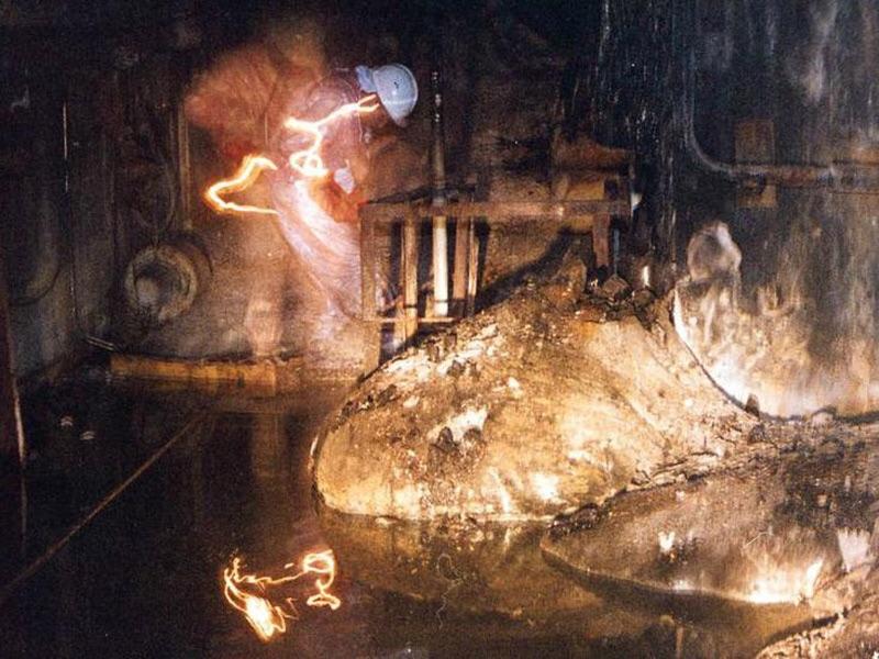 Chernobyl: la Zampa d'Elefante, decadimento in 2.400.000 anni, 8000 roentgen orari. E' l'oggetto più tossico del mondo. Tempo di sopravvivenza massimo nelle sue vicinanze: 300 secondi. <br />
Chernobyl: The Elephant's Foot, decay time: 2,400,000 years, 8,000 roentgens per hour. It's the most toxic object in the world. Survival time in its vicinity: 300 seconds.