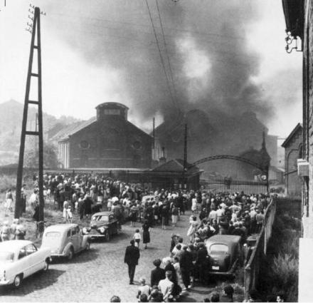 L'immagine simbolo della tragedia della miniera di carbone belga di Marcinelle (8 agosto 1956) raffigurante l'incendio del pozzo Bois-du-Cazier. I minatori italiani morti a Marcinelle furono 136 (262 il numero totale delle vittime).