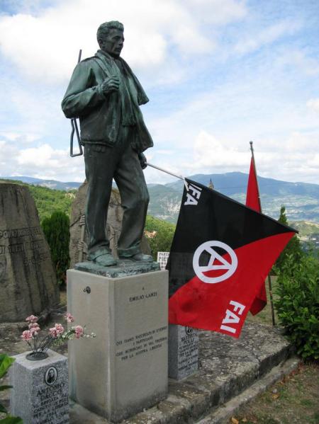 Peli di Coli (Piacenza). Monumento al comandante partigiano anarchico Emilio Canzi.