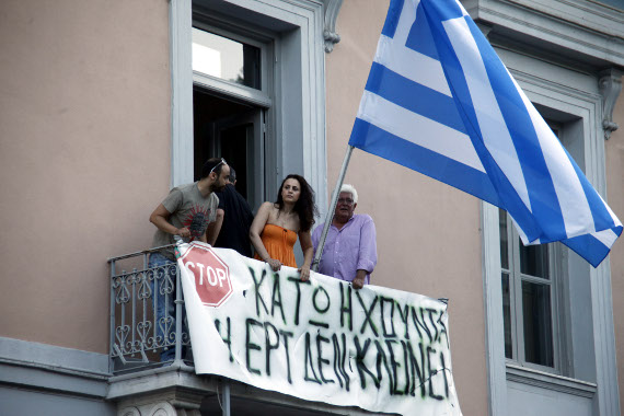 Proteste contro il "λουκέτο" della radiotelevisione pubblica greca
