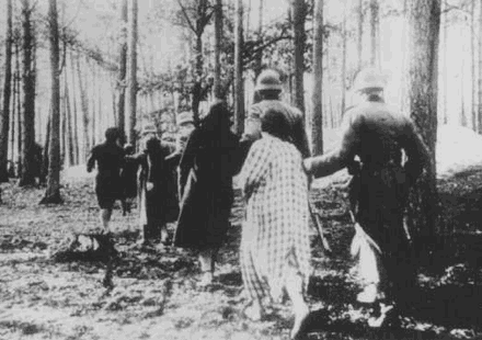 Donne polacche condotte da soldati nazisti verso il luogo dell’esecuzione, Palmiry, Polonia centro-orientale, 1939.
