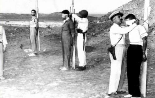 Iran, 1953. Fucilazione di militanti comunisti dopo il colpo di Stato sostenuto da GB e USA. Venne deposto il legittimo presidente Mosaddegh e salì al poter il fantoccio Mohammad-Rezā Pahlavi.