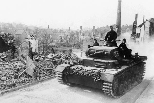 Carro tedesco attraversa un paese francese distrutto, 24 giugno 1940, vigilia della capitolazione della ‎Francia‎
