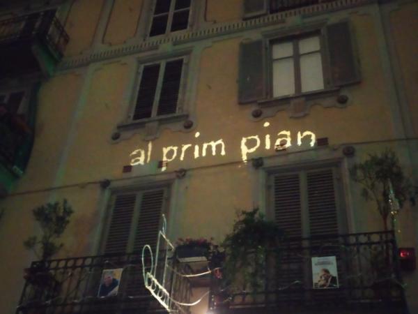 Via Cuneo 6 oggi (le palle sull'ingresso carraio ci sono ancora e sempre)