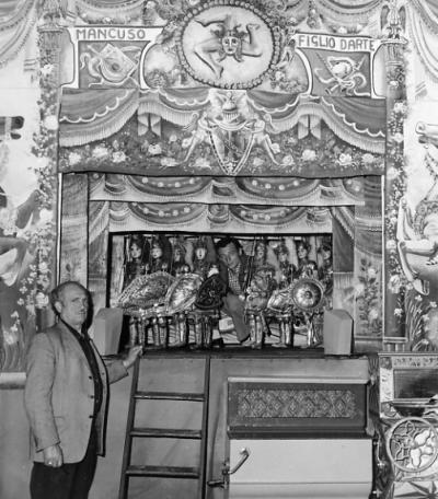 Antonino Mancuso davanti alle quinte del suo teatro dei pupi.