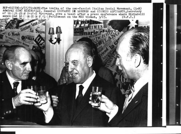 Gino Birindelli, a sinistra, con De Lorenzo e Almirante, la “troika del Movimento Sociale” secondo l’Unità...