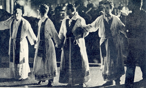 I sacerdoti fanno cordone‎