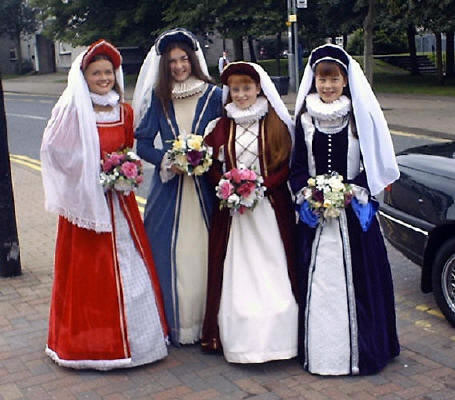 Edimburgo: Le Four Marys in un corteo storico in costumi d'epoca.
