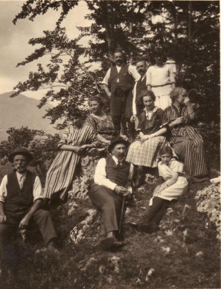 Renato Fucini (il primo in alto) con la sua famiglia nel 1907, in Maremma.