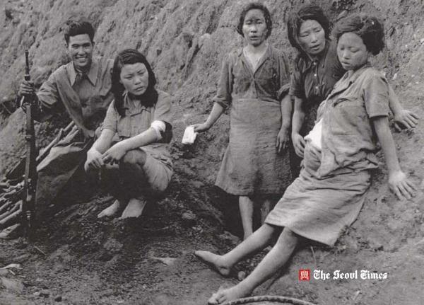 Soldato giapponese in posa con alcune “donne di conforto” coreane, di cui una chiaramente incinta.