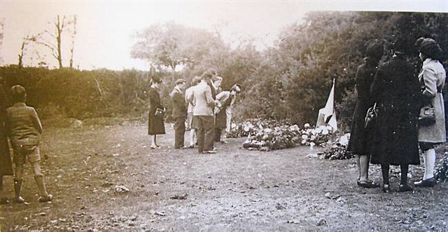 Domenica 26 ottobre 1941: i primi omaggi floreali alla Cava della Sablière.