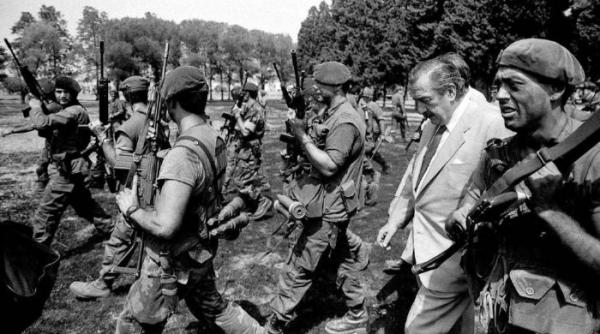 I Carapintadas circondano il presidente Alfonsín. La democrazia in ostaggio