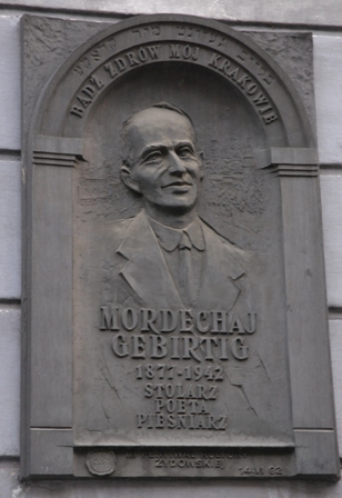 Cracovia.Lapide commemorativa di Mordechai Gebirtigin via Berka Joselewicza 5, dove abitò con la famiglia fino al 1940, prima di essere cacciato dai nazisti.