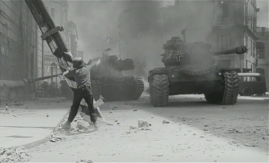 Gennarino Capuozzo lancia la granata contro il carro armato tedesco in una celebre scena del film. Il parttigiano undicenne fu interpretato dal piccolo Domenico Formato (allora tredicenne).