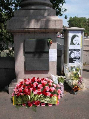 Il monumento eretto sul punto in cui Giorgiana fu colpita a morte, a Ponte Garibaldi. Accanto alla sua foto, quella di Carlo Giuliani.