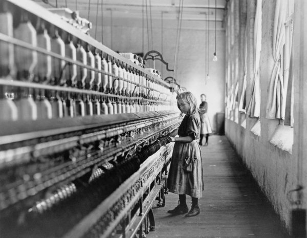 Girl working in a Carolina cotton mill, 1908. Fotografia di Lewis Hine.