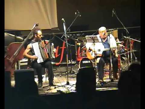 Davide Giromini e Ivan Della Mea sul palco. Fosdinovo, 2008.