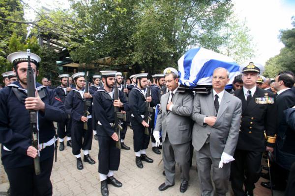 2010. Funerale di un ex primo ministro greco, tal Tzanis Tzanetakis (pare che governò per ben tre mesi nel lontano 1989...)