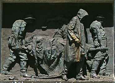 Airolo. Monumento alle vittime del Gottardo. Altorilievo dello scultore Vincenzo Vela, 1932.