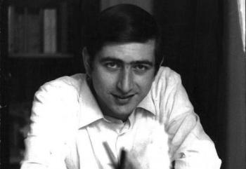 Un giovane Francesco Guccini.