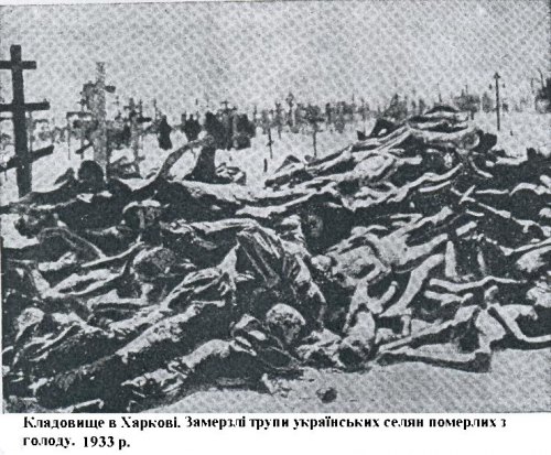 Charkiv (Charkov), Ukraina, 1933. Cataste di morti per fame.