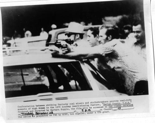 Harlan County, Kentucky, ‎‎1973. I minatori in sciopero vengono affrontati da crumiri e scagnozzi armati pagati dalla ‎compagnia Duck Power.