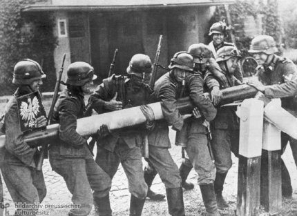 1 settembre 1939. Soldati tedeschi rimuovono le barriere al confine con la Polonia