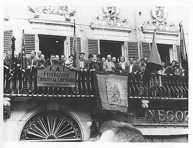 Carrara 1945: gli Anarchici occupano Palazzo Del Medico. Al centro, sopra lo stendardo, Mario Perossini; poco a sinistra, con la bandiera in mano, Alfonso Failla.