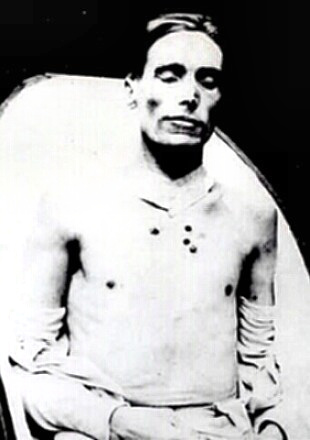 Il corpo di Joe Hill dopo la sua esecuzione avvenuta il 19 ‎novembre del 1915 dopo una condanna per una rapina ed un duplice omicidio che non aveva ‎commessi. ‎<br />
Si noti sul suo volto il sorriso quasi beffardo…‎