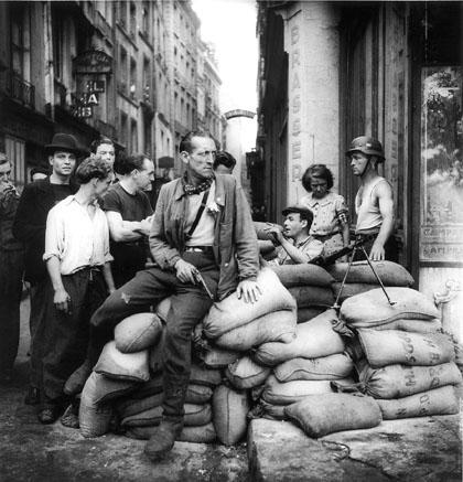22 agosto 1944, Parigi. La barricata de la Huchette (fotografia di René Zuber)