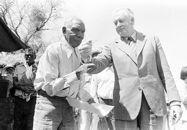 1976. Vincent Lingiari riceve ‎simbolicamente la terra dal primo ministro Gough Whitlam‎