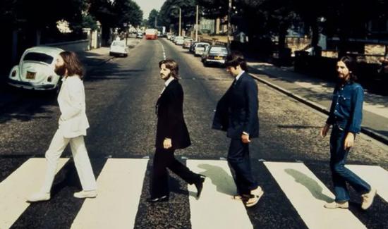 PASSAGE DE QUATRE PIÉTONS  <br />
RUE DE L’ABBAYE EN 1969