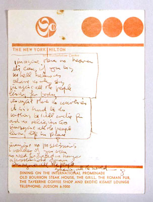 Il manoscritto di Imagine su un foglietto dell'Hotel Hilton di New York. Handwritten lyrics of Imagine on a memo pad of New York Hilton.