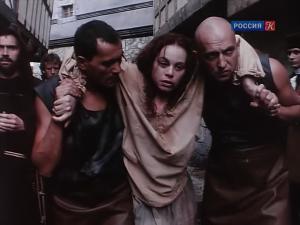 Marion du Faouët viene condotta al supplizio. Da uno sceneggiato qui trasmesso dalla TV russa (Марион из Фауэ).
